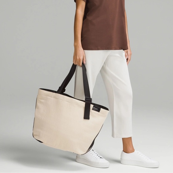 Clean Lines Tote Bag 22L Lululemon - Picture 2 of 5